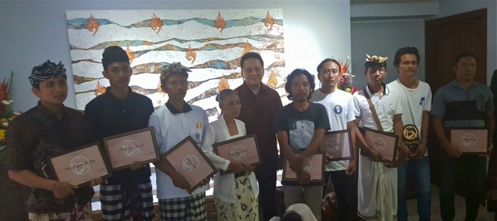 chairman-of-the-indonesian-agency-for-creative-economy-triawan-munaf-with-the-nine-finalists-of-the-2017-titian-art-prize-copy